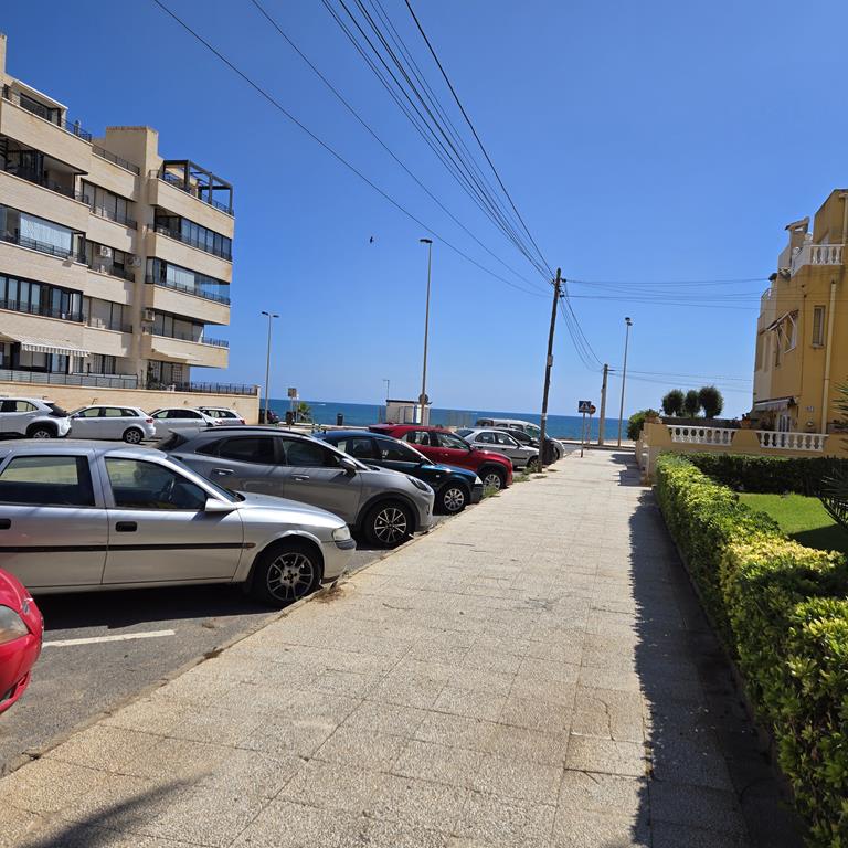 TORREVIEJA-LA VELETA, TOLLE GELEGENHEIT ZWEI-ZIMMER-WOHNUNG 100 METER VOM MEER ENTFERNT